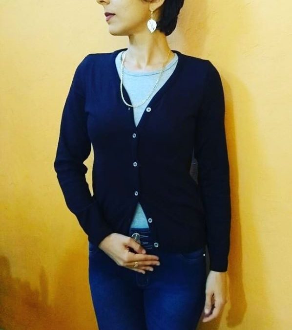 Cardigan preto é peça chave para esse clima …