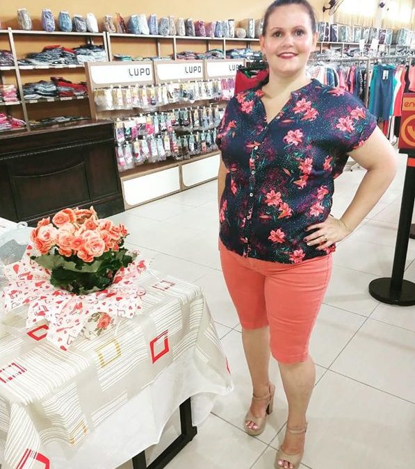 Que charme a Edi combinando o look com as flores